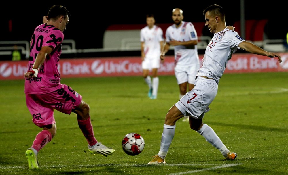 epa10832251 Zrinjskii’s player Ivan Jukic (R) in action against Lask’s player Florian Flecker (L) during the UEFA Europa league play-off second leg soccer match between Zrinjski and LASK at Bijeli Brijeg Stadium in Mostar, Bosnia and Herzegovina, 31 August 2023.  EPA/FEHIM DEMIR