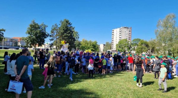 Karlovac, 02.09.2023. - U Karlovcu je u subotu održan 15. Nacionalni susret udomiteljskih obitelji, a glavni je zaključak skupa je da je potrebna sustavnija pomoć udomiteljskim obiteljima u rješavanju konkretnih problema ili poteškoća, pogotovo u onim dijelovima Hrvatske gdje nema aktivnih udruga. foto HINA/ Vesna Horvat/ vh
