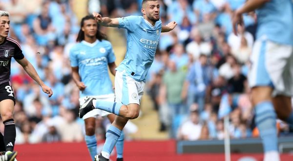 epa10836295 Mateo Kovacic of Manchester City (C) in action during the English Premier League soccer match between Manchester City and Fulham FC in Manchester, Britain, 02 September 2023.  EPA/ADAM VAUGHAN EDITORIAL USE ONLY. No use with unauthorized audio, video, data, fixture lists, club/league logos or 'live' services. Online in-match use limited to 120 images, no video emulation. No use in betting, games or single club/league/player publications.
