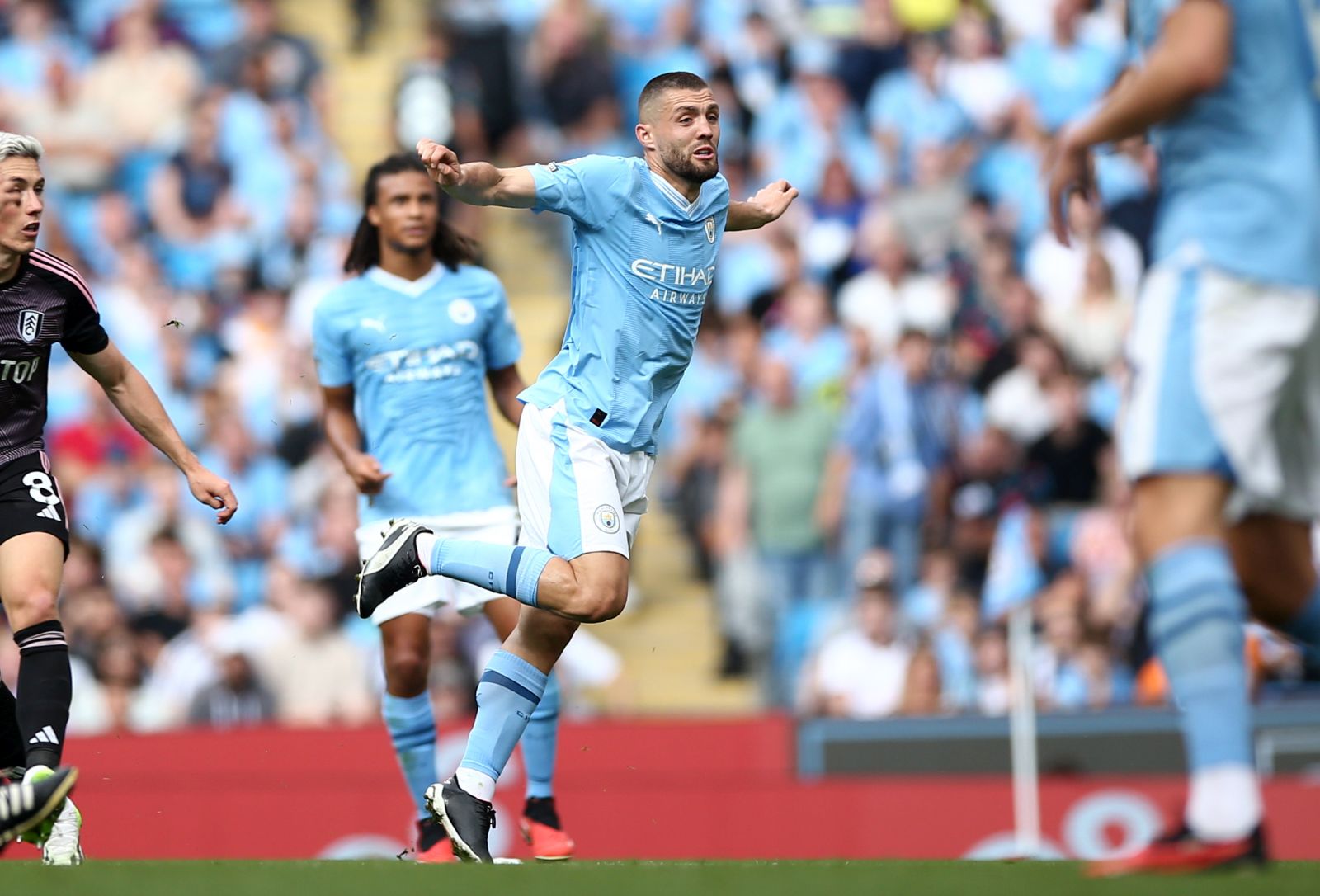 epa10836295 Mateo Kovacic of Manchester City (C) in action during the English Premier League soccer match between Manchester City and Fulham FC in Manchester, Britain, 02 September 2023.  EPA/ADAM VAUGHAN EDITORIAL USE ONLY. No use with unauthorized audio, video, data, fixture lists, club/league logos or 'live' services. Online in-match use limited to 120 images, no video emulation. No use in betting, games or single club/league/player publications.
