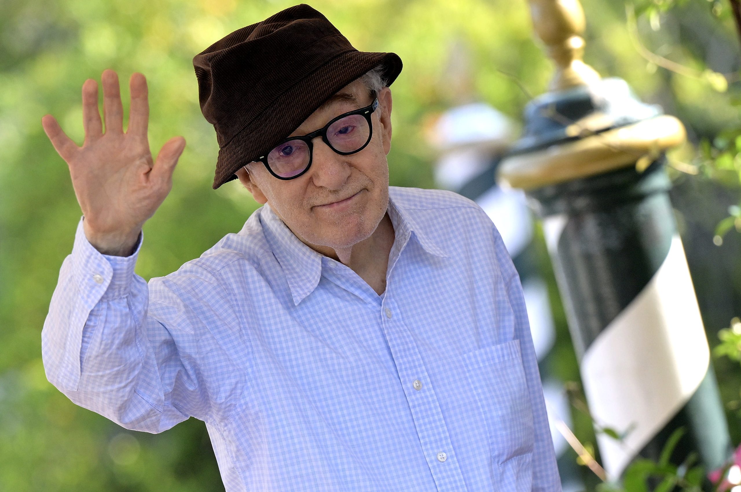 epa10837183 US filmmaker Woody Allen waves as he arrives at the Lido Beach for the Venice International Film Festival, in Venice, Italy, 03 September 2023. The 80th edition of the Venice Film Festival runs from 30 August to 09 September 2023.  EPA/ETTORE FERRARI