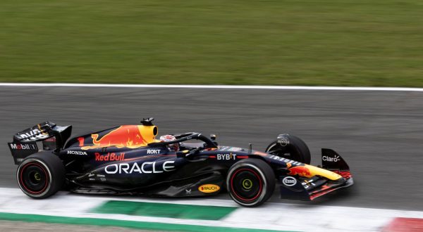 Monza, 03.09.2023. - Aktualni svjetski prvak Nizozemac Max Verstappen za upravljačem Red Bulla pobjednik je Velike nagrade Italije u Monzi, 14. utrke Svjetskog prvenstva formule 1. Nizozemac je pritom ostvario 47. pobjedu u karijeri, 12. ove sezone, te rekordnu desetu uzastopnu. Drugo mjesto osvojio je njegov momčadski kolega Sergio Perez, dok je treći bio Španjolac Carlos Sainz u Ferrariju, što je njegovo prvo postolje u sezoni, nakon što je startao s pole positiona i vodio do 15. od 51 kruga. Na fotografiji Max Verstappen.
foto HINA/ Cesare GRASSELLI/ ml