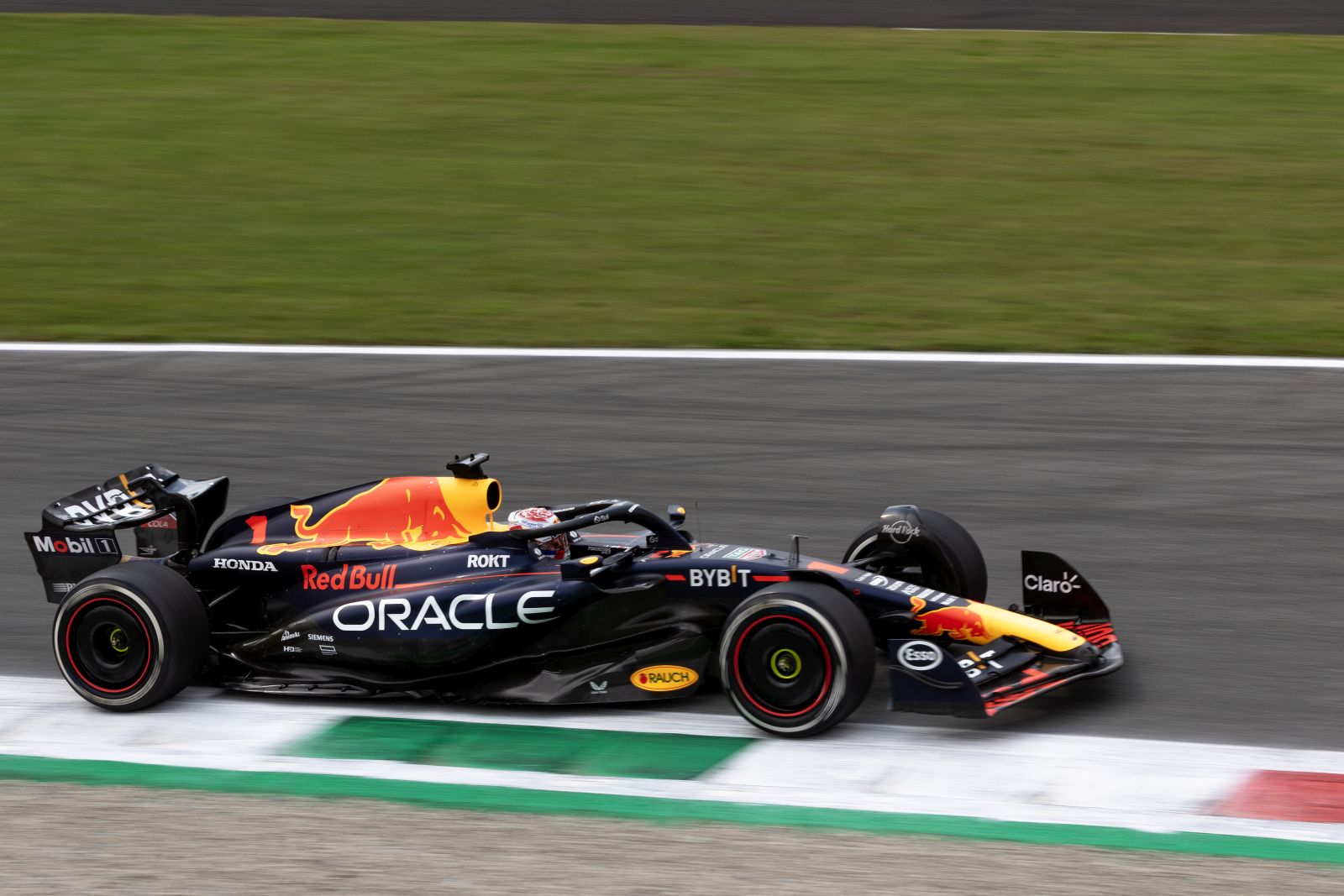 Monza, 03.09.2023. - Aktualni svjetski prvak Nizozemac Max Verstappen za upravljačem Red Bulla pobjednik je Velike nagrade Italije u Monzi, 14. utrke Svjetskog prvenstva formule 1. Nizozemac je pritom ostvario 47. pobjedu u karijeri, 12. ove sezone, te rekordnu desetu uzastopnu. Drugo mjesto osvojio je njegov momčadski kolega Sergio Perez, dok je treći bio Španjolac Carlos Sainz u Ferrariju, što je njegovo prvo postolje u sezoni, nakon što je startao s pole positiona i vodio do 15. od 51 kruga. Na fotografiji Max Verstappen.
foto HINA/ Cesare GRASSELLI/ ml