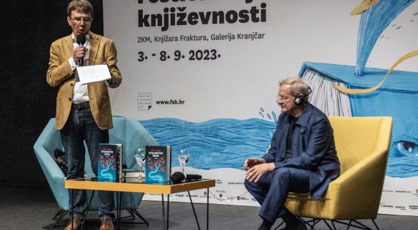 Zagreb, 3.9.2023 - Otvorenje 11. Festivala svjetske književnosti tribinom "Razotkrivanje" s mađarskim piscem Péterom Nádasem (D), koje je moderirao glavni urednik Frakture Seid Serdarević (L).
Foto Hina/ Dario GRZELJ/ dag