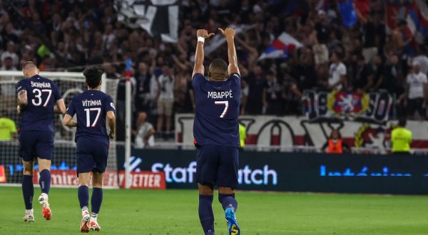 epa10838560 Paris Saint Germain's Kylian Mbappe celebrates after scoring the 0-1 goal during the French Ligue 1 soccer match between Olympique Lyonnais and Paris Saint-Germain in Decines-Charpieu, near Lyon, France, 03 September 2023.  EPA/MOHAMMED BADRA / POOL