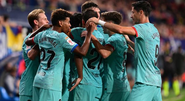epa10838670 FC Barcelona players celebrate the 0-1 goal during the Spanish LaLiga soccer match between CA Osasuna and FC Barcelona, in Pamplona, northern Spain, 03 September 2023.  EPA/INAKI PORTO