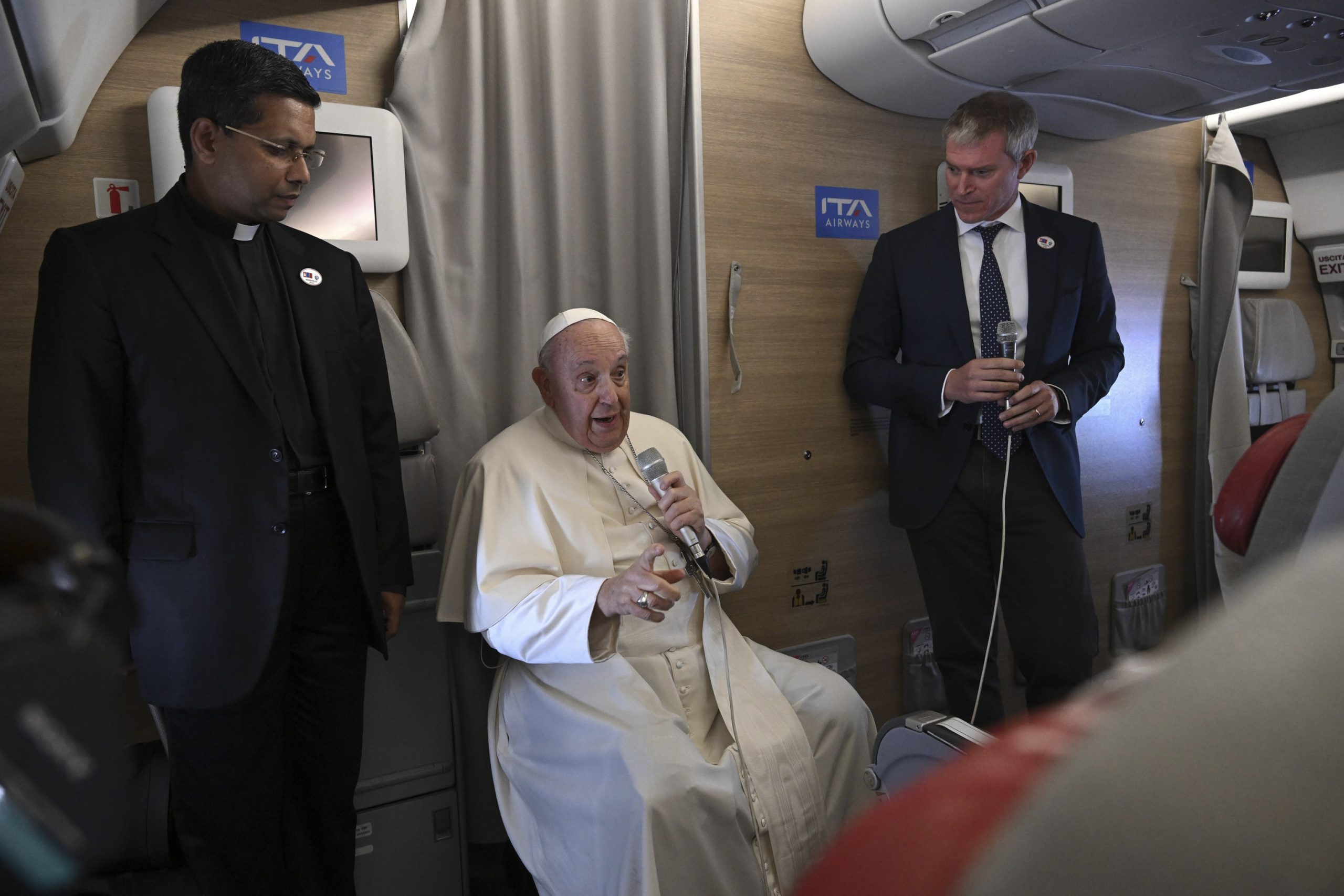 epa10839936 Pope Francis (C) attends a press conference with accredited journalists on the return flight from Mongolia at the end of his Apostolic Journey to the Asian country, 04 September 2023. The pontiff visited Mongolia from 01 to 04 September, for his 43rd International Apostolic Journey, under the motto 'Hoping Together.'  EPA/CIRO FUSCO / POOL