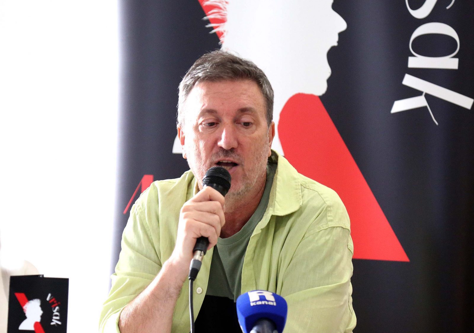 Rijeka, 05.09.2023.- Vie od 50.programa odrati æe se na ovogodinjem, 16. po redu Vriska, rijeèkog sajma knjiga i festivalu autora najavljeno je na tiskovnoj konferenciji odranoj u Muzeju moderne i suvremene umjetnosti u Rijeci. Na fotografiji programski direktor Vriska Drago Glamuzina. 
foto HINA/ Miljenko KLEPAC/ mk