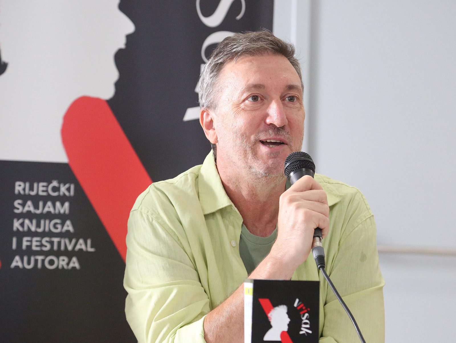 Rijeka, 05.09.2023.- Vie od 50.programa odrati æe se na ovogodinjem, 16. po redu Vriska, rijeèkog sajma knjiga i festivalu autora najavljeno je na tiskovnoj konferenciji odranoj u Muzeju moderne i suvremene umjetnosti u Rijeci. Na fotografiji programski direktor Vriska Drago Glamuzina. 
foto HINA/ Miljenko KLEPAC/ mk
