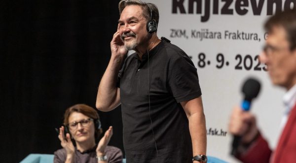 Zagreb, 5.9.2023 - Na Festivalu svjetske književnosti, u programu Razotkrivanja, gostovao je ukrajinski književnik i prevoditelj Jurij Andruhovyč (na slici), autor romana "Radio Noć", s kojim je razgovarala urednica Sanja Jovičić.
Foto Hina/ Dario GRZELJ/ dag