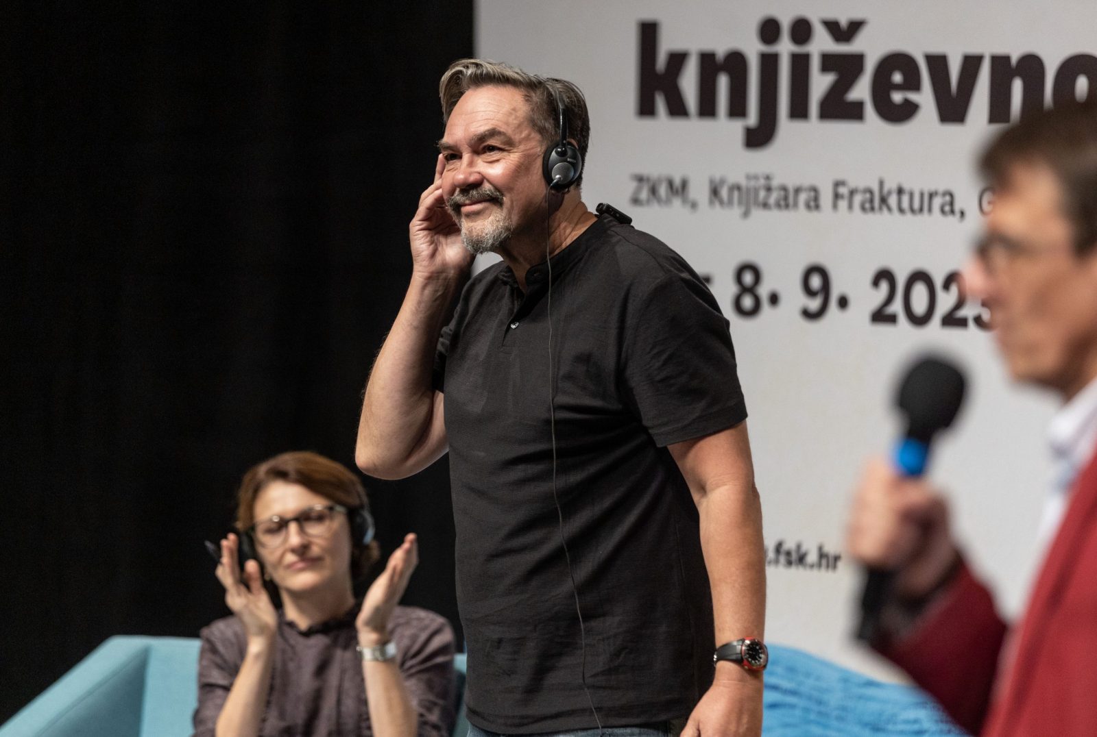 Zagreb, 5.9.2023 - Na Festivalu svjetske književnosti, u programu Razotkrivanja, gostovao je ukrajinski književnik i prevoditelj Jurij Andruhovyč (na slici), autor romana "Radio Noć", s kojim je razgovarala urednica Sanja Jovičić.
Foto Hina/ Dario GRZELJ/ dag