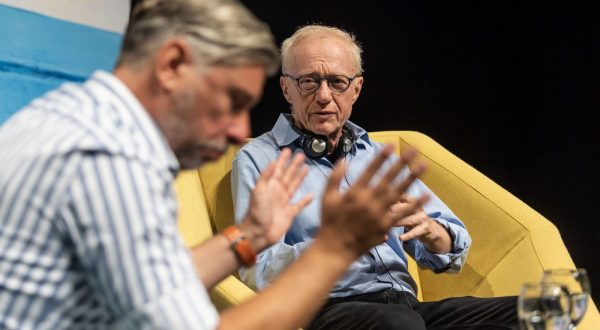Zagreb, 5.9.2023 - Na Festivalu svjetske književnosti, u programu Razotkrivanja, gostovao je izraelski pisac David Grossman (D) s kojim je o romanu "Osmijeh kozlića!" razgovarao povjesničar Hrvoje Klasić (L).
Foto Hina/ Dario GRZELJ/ dag