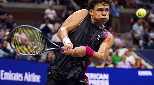 epa10843098 Ben Shelton of the USA returns to Frances Tiafoe of the USA during their quarterfinal match at the US Open Tennis Championships at the USTA National Tennis Center in Flushing Meadows, New York, USA, 05 September 2023. The US Open runs from 28 August through 10 September  EPA/WILL OLIVER