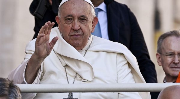 epa10843243 Pope Francis waves to the faithfuls as he leads the weekly general audience in Saint Peter's Square, Vatican City, Italy, 06 September 2023.  EPA/Riccardo Antimiani