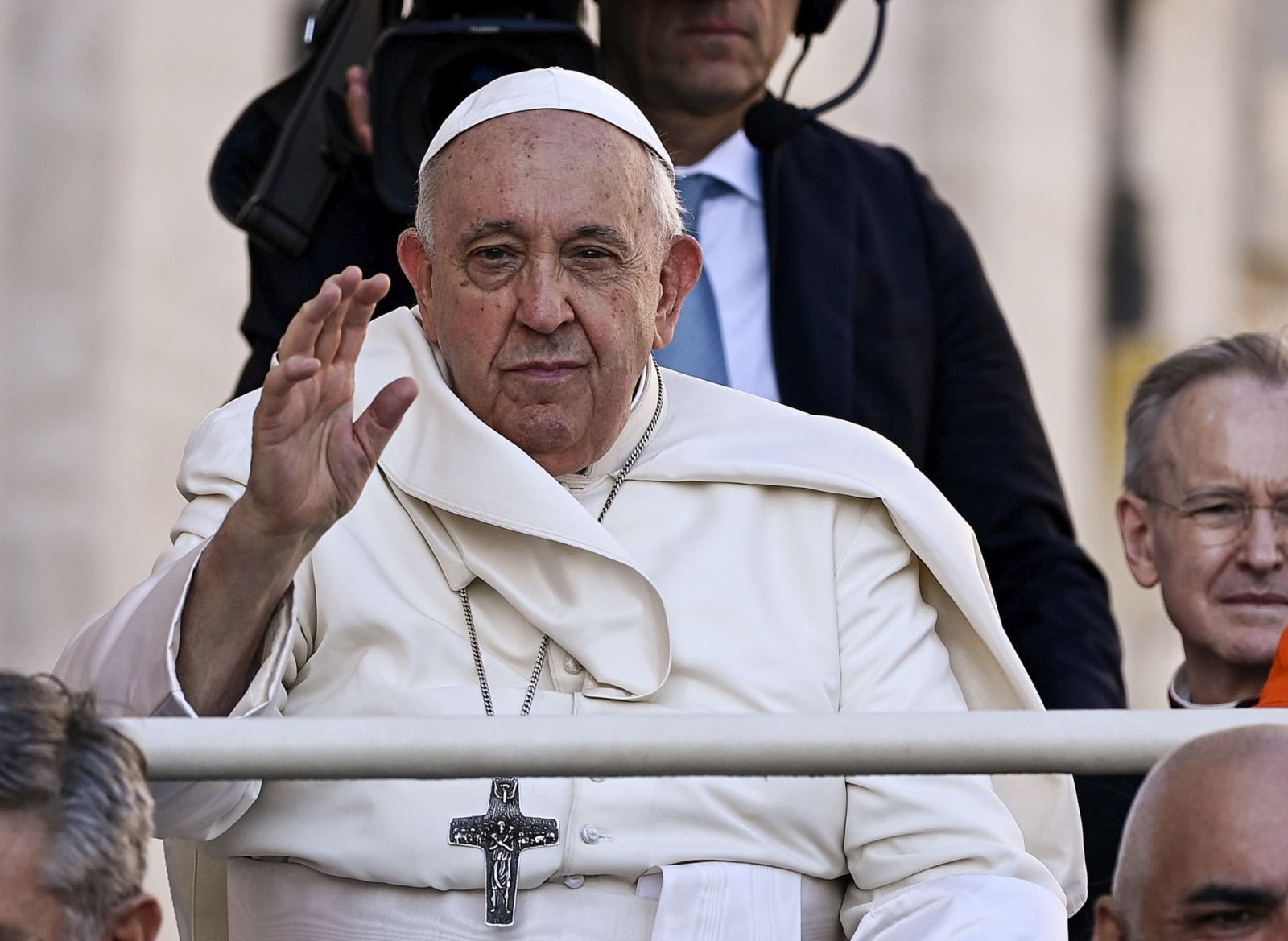 epa10843243 Pope Francis waves to the faithfuls as he leads the weekly general audience in Saint Peter's Square, Vatican City, Italy, 06 September 2023.  EPA/Riccardo Antimiani