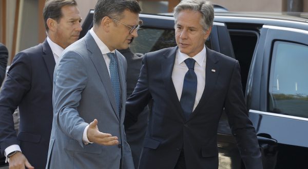 epa10843786 Ukraine's Minister of Foreign Affairs Dmytro Kuleba (C) with US Secretary of State Antony Blinken (R) during his visit to Kyiv (Kiev), Ukraine, 06 September 2023, amid the Russian invasion. Blinken arrived in Ukraine's capital for an unannounced visit where he will meet with top Ukrainian officials.  EPA/SERGEY DOLZHENKO