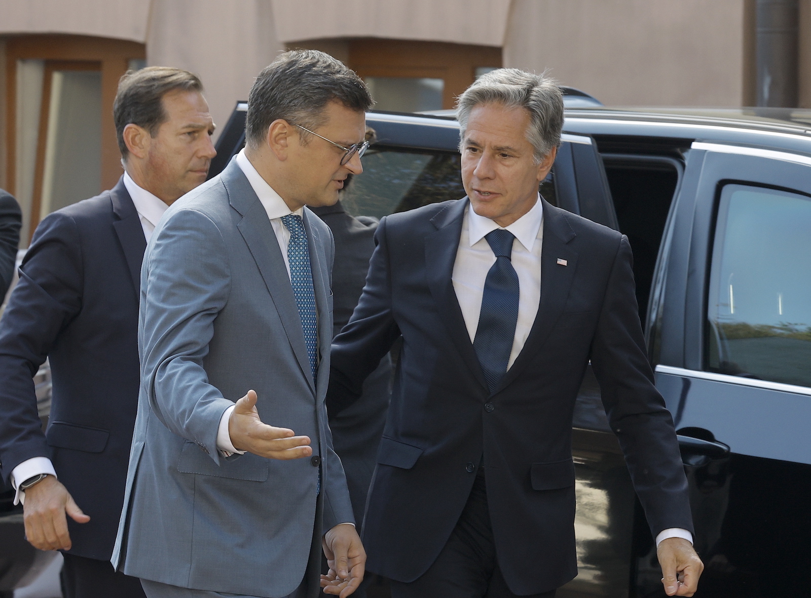 epa10843786 Ukraine's Minister of Foreign Affairs Dmytro Kuleba (C) with US Secretary of State Antony Blinken (R) during his visit to Kyiv (Kiev), Ukraine, 06 September 2023, amid the Russian invasion. Blinken arrived in Ukraine's capital for an unannounced visit where he will meet with top Ukrainian officials.  EPA/SERGEY DOLZHENKO