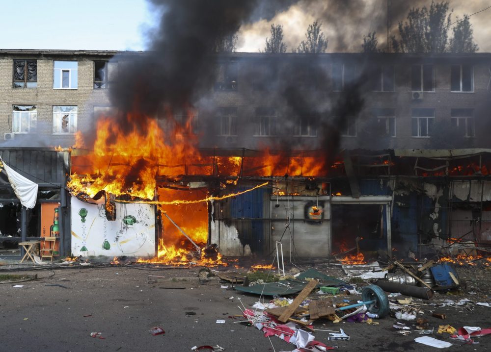 epa10844587 Flames rise at the scene of a Russian strike on a market in Kostyantynivka, Donetsk region, Ukraine, 06 September 2023. At least 17 people died and 32 others were injured after Russian shelling targeted a market in Kostyantynivka, Ukraine’s National Police confirmed.  EPA/ALEX BABENKO
