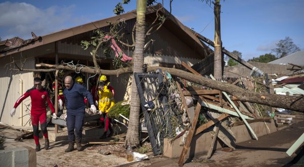 epa10844691 Firefighters carry the dead body of a victim after the passage of an extratropical cyclone, in Roca Sales, municipality of Rio Grande do Sul, Brazil, 06 September 2023. According to the Civil Defense on 06 September, the number of deaths due to the passage of an extratropical cyclone in southern Brazil rose to 28, with six new victims reported by authorities in Roca Sales.  EPA/Daniel Marenco