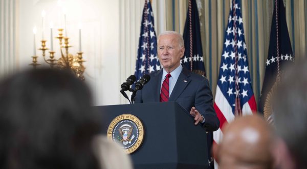 epa10845076 US President Joe Biden speaks to leaders of the International Longshore and Warehouse Union (ILWU) and the Pacific Maritime Association (PMA) on finalizing a new labor contract covering West Coast ports in the State Dining Room at the White House in Washington, DC, USA, 06 September 2023.  EPA/BONNIE CASH / POOL