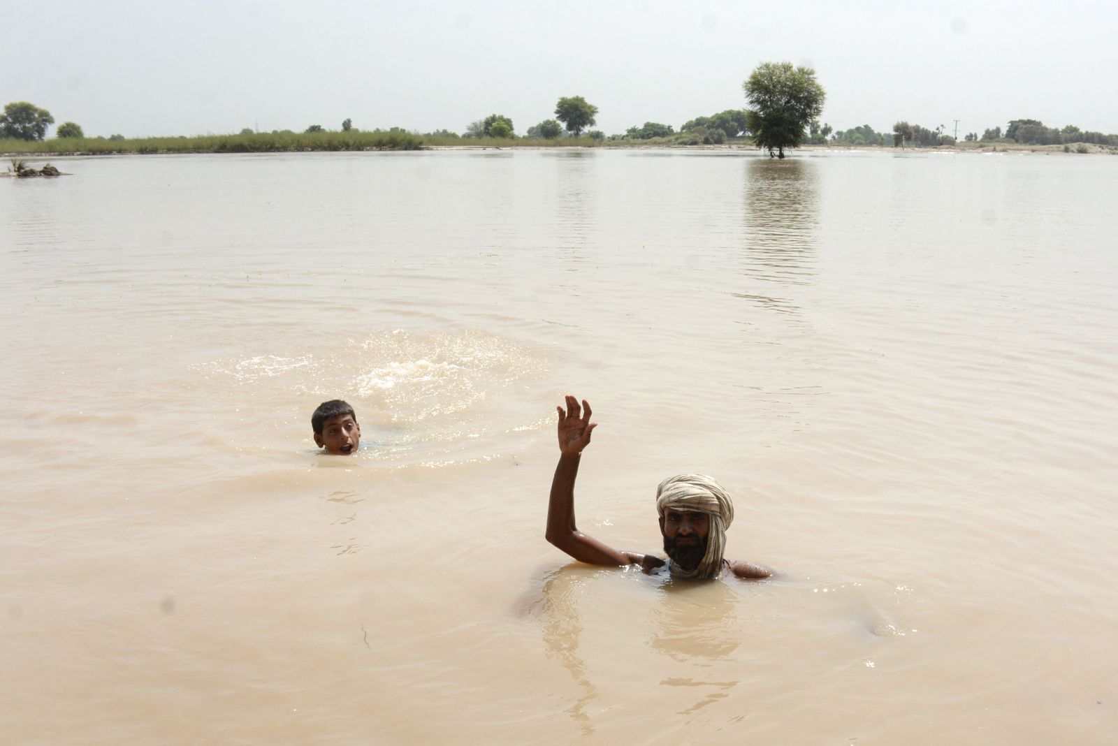 epa10846251 People move from flood-affected areas to higher grounds as high-level flood persists along the Sutlej River, near Lodhran, in Lodhran district, Pakistan, 07 September 2023. Heavy rainfall and flooding has again affected Pakistan since 01 September, leaving more than 390,000 individuals displaced in flood affected areas and mostly in Punjab, since the start of the monsoon season according to the Directorate-General for European Civil Protection and Humanitarian Aid Operations (ECHO). The province faces the largest flood in 35 years along the Sutlej River, caused by water discharge upstream from neighboring India, provincial Relief Commissioner Nabeel Javed said.  EPA/FASIL KAREEM