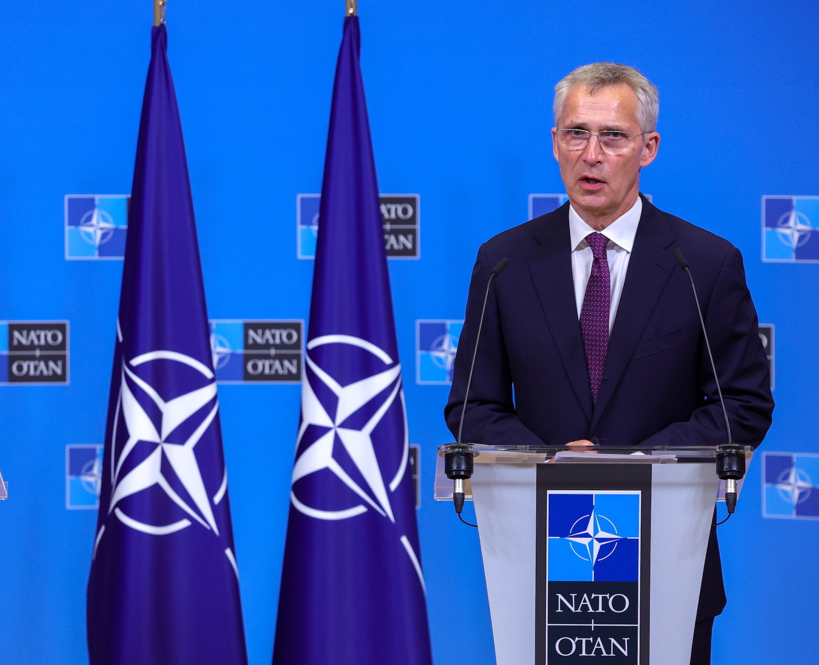 epa10846224 President of Kosovo Vjosa Osmani-Sadriu (L) and NATO Secretary General Jens Stoltenberg hold a joint press conference at the Alliance headquarters in Brussels, Belgium, 07 September 2023.  EPA/OLIVIER MATTHYS