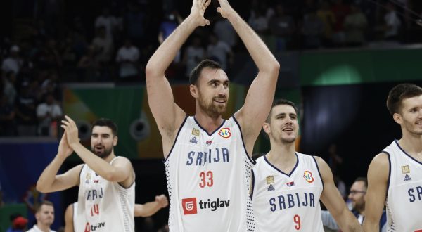 epa10848049 Players of Serbia celebrate after winning the FIBA Basketball World Cup 2023 semi final match between Canada and Serbia at the Mall of Asia in Manila, Philippines, 08 September 2023.  EPA/ROLEX DELA PENA