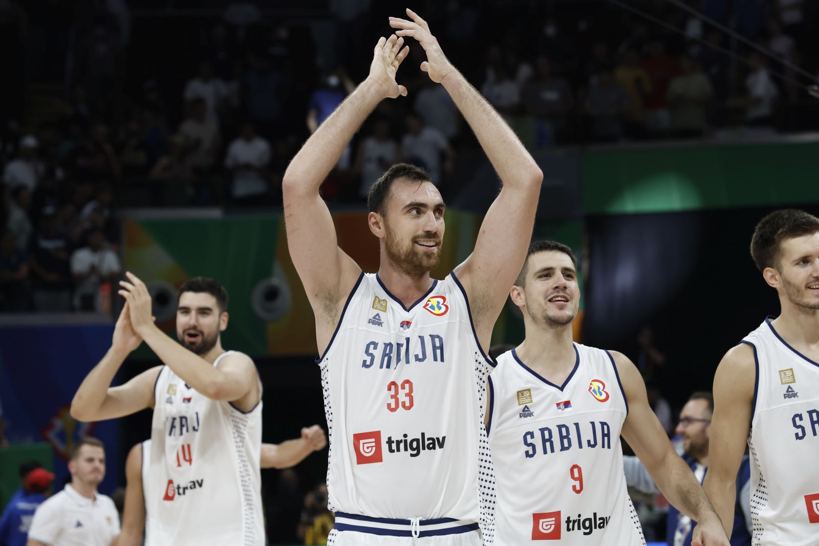 epa10848049 Players of Serbia celebrate after winning the FIBA Basketball World Cup 2023 semi final match between Canada and Serbia at the Mall of Asia in Manila, Philippines, 08 September 2023.  EPA/ROLEX DELA PENA