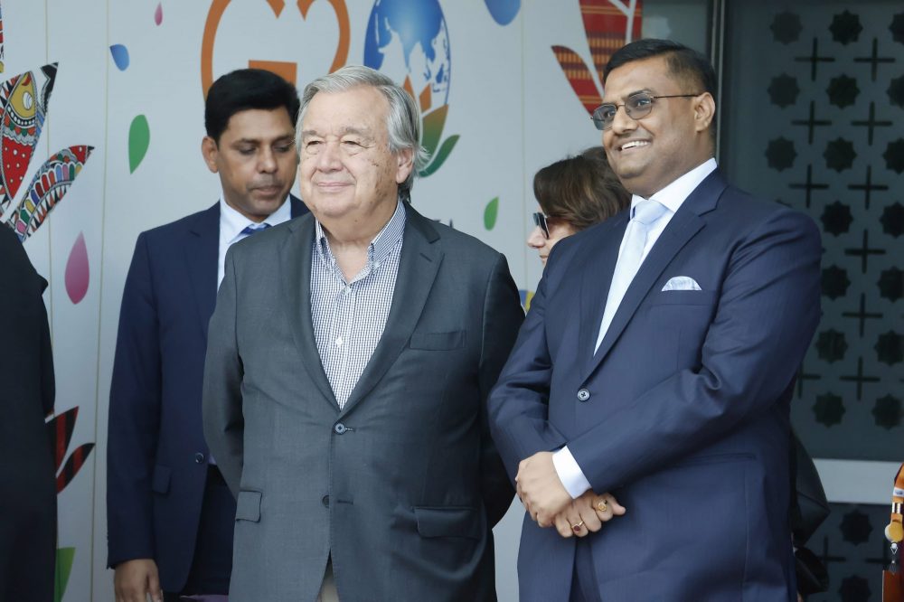 epa10848186 A handout picture made available by The Ministry of External Affairs (MEA) of India, shows Secretary-General of the United Nations,  António Guterres arrives for the G20 Summit at Palam Airforce Airport, in New Delhi on 08 September 2023.  The Indian capital is all set for the G20 summit scheduled for 09 and 10 September.  EPA/MINISTRY OF EXTERNAL AFFAIRS HANDOUT  HANDOUT EDITORIAL USE ONLY/NO SALES