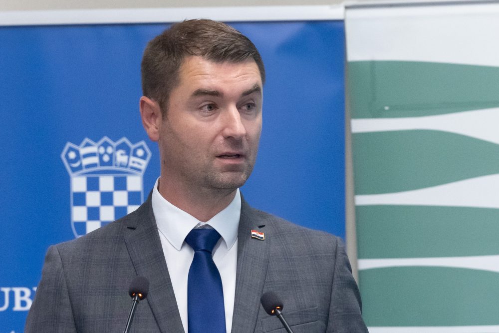 Zagreb, 08.09.2023. - Hrvatske vode proslavile su 147. obljetnicu organiziranog upravljanja vodama u Republici Hrvatskoj. Tom prigodom predstavljen su projekti, radovi i aktivnosti u obrani od poplava te modernizirani Glavni centar obrane od poplava opremljen suvremenom tehnologijom. Dodijeljena su 22 ugovora bespovratnih sredstava u sklopu Nacionalnog plana oporavka i otpornosti.
Na fotografiji Davor Filipović.
foto HINA/ Edvard ŠUŠAK/ es