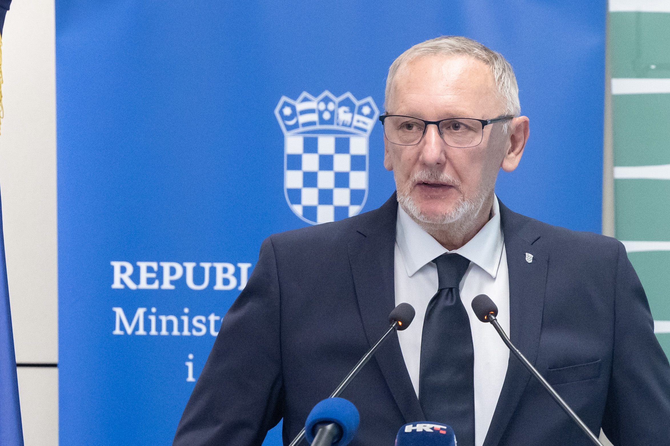 Zagreb, 08.09.2023. - Hrvatske vode proslavile su 147. obljetnicu organiziranog upravljanja vodama u Republici Hrvatskoj. Tom prigodom predstavljen su projekti, radovi i aktivnosti u obrani od poplava te modernizirani Glavni centar obrane od poplava opremljen suvremenom tehnologijom. Dodijeljena su 22 ugovora bespovratnih sredstava u sklopu Nacionalnog plana oporavka i otpornosti.
Na fotografiji Davor Božinović.
foto HINA/ Edvard ŠUŠAK/ es