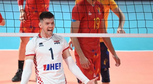 epa10848687 Tsimafei Zhukouski of Croatia reacts during the EuroVolley Men 2023 round of 16 match between Croatia and Romania in Varna, Bulgaria, 08 September 2023.  EPA/VASSIL DONEV