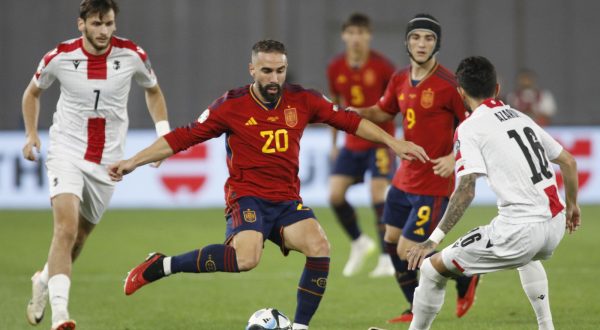 epa10848824 Khvicha Kvaratskhelia (L) and Nika Kvekveskiri (R) of Georgia in action against Dani Carvajal (C) and Gavi (2-R) of Spain during the UEFA Euro 2024 qualifying Group A soccer match between Georgia and Spain, in Tbilisi, Georgia, 08 September 2023.  EPA/DAVID MDZINARISHVILI