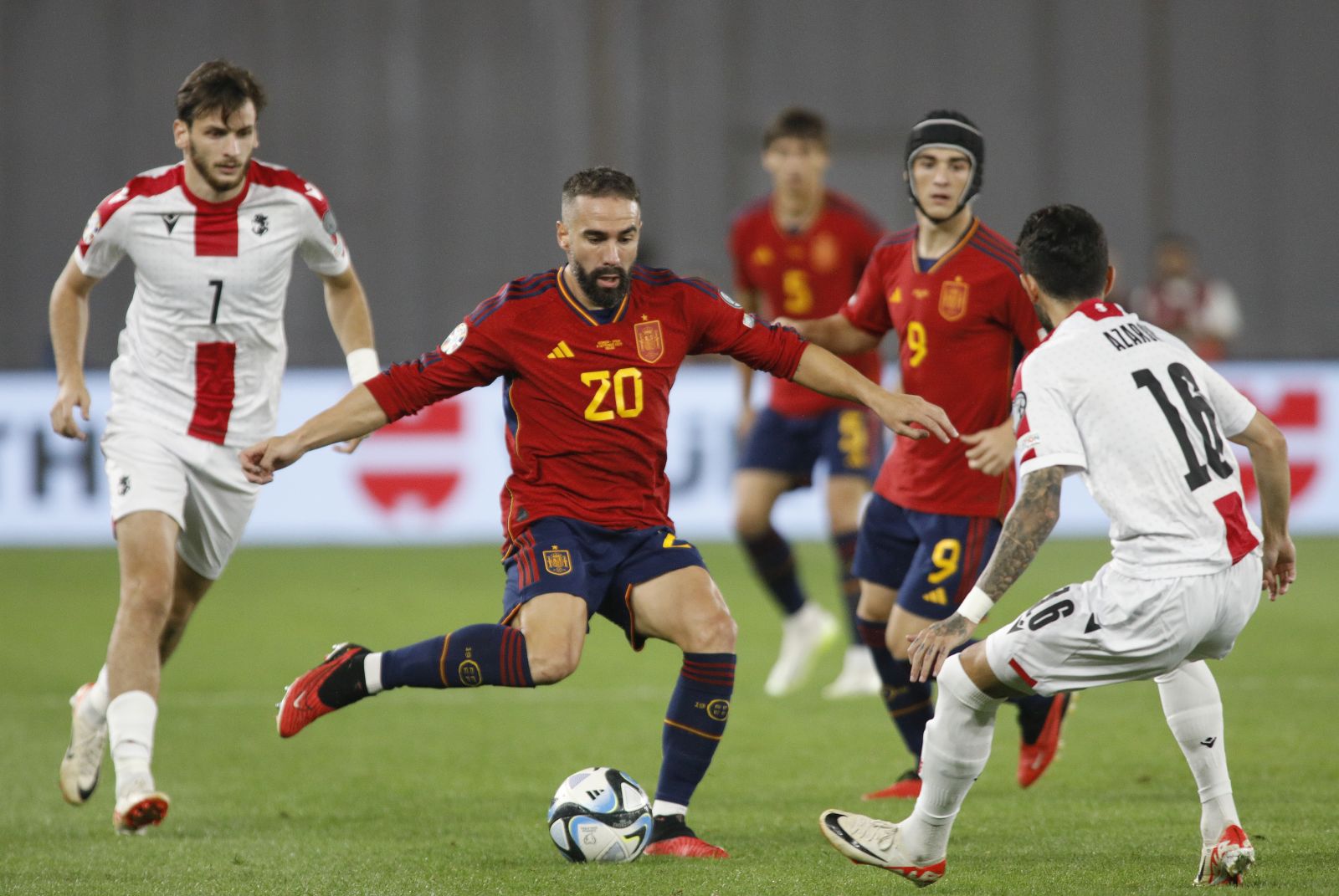 epa10848824 Khvicha Kvaratskhelia (L) and Nika Kvekveskiri (R) of Georgia in action against Dani Carvajal (C) and Gavi (2-R) of Spain during the UEFA Euro 2024 qualifying Group A soccer match between Georgia and Spain, in Tbilisi, Georgia, 08 September 2023.  EPA/DAVID MDZINARISHVILI
