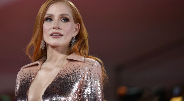 epa10849319 US actor and cast member Jessica Chastain arrives for the premiere of 'Memory' during the 80th Venice Film Festival, in Venice, Italy, 08 September 2023. The movie is presented in the official competition 'Venezia 80' at the festival running from 30 August to 09 September 2023.  EPA/ETTORE FERRARI