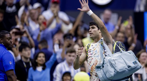 epa10849873 Carlos Alcaraz of Spain reacts while leaving the court after losing to Daniil Medvedev of Russia during their men's singles semifinal round match during the US Open Tennis Championships at the USTA National Tennis Center in Flushing Meadows, New York, USA, 08 September 2023. The US Open runs from 28 August through 10 September.  EPA/CJ GUNTHER