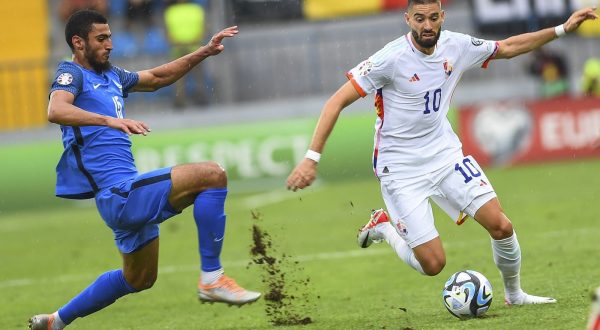 epa10850425 Rahil Mammadov (L) of Azerbaijan in action against Yannick Ferreira Carrasco (R) of Belgium during the UEFA European qualifying Group F soccer match between Azerbaijan and Belgium on Dinamo Arena in Baku, Azerbaijan, 09 September 2023.  EPA/ROMAN ISMAYILOV