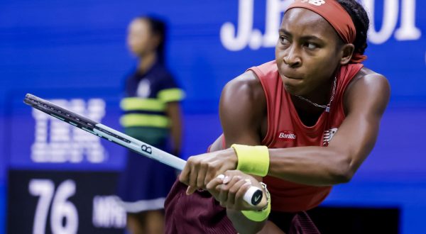 epa10851464 Coco Gauff of the United States in action against Aryna Sabalenka of Belarus during their women's singles final match during the US Open Tennis Championships at the USTA National Tennis Center in Flushing Meadows, New York, 09 September 2023. The US Open runs from 28 August through 10 September.  EPA/JUSTIN LANE