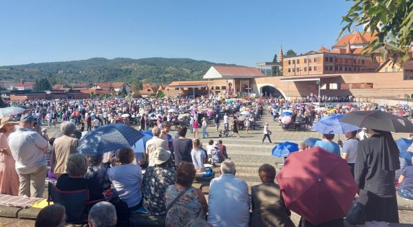 Marija Bistrica, 10.9.2023.- Deseci tisuæa vjernika okupili su se u nedjelju u Hrvatskom nacionalnom svetitu Majke Boje Bistrièke u Mariji Bistrici, gdje je sredinju misu povodom 300. hodoèaæa Zagrebaèke nadbiskupije predvodio zagrebaèki nadbiskup Draen Kutlea. 
foto HINA/ Sinia KALAJDIJA/ ua