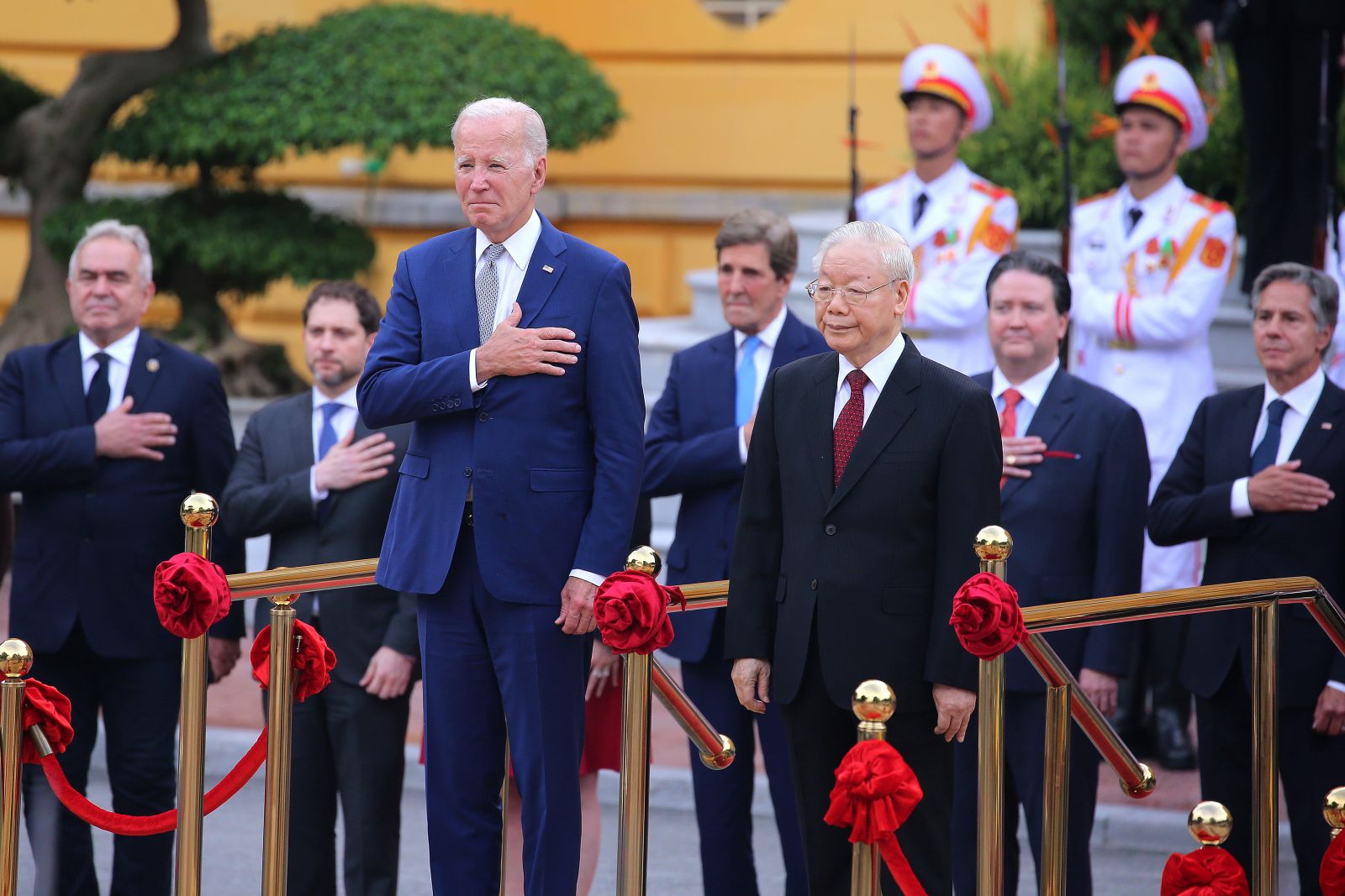 epa10852453 Vietnamese General Secretary of the Communist Party Nguyen Phu Trong (R) and US President Joe Biden (L) review the guard of honor at the Presidential Palace in Hanoi, Vietnam, 10 September 2023. Biden is on an official two-day visit to Vietnam.  EPA/LUONG THAI LINH / POOL