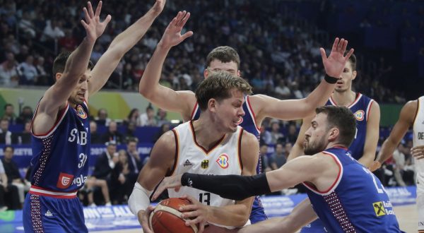 epa10852636 Moritz Wagner of Germany (C) in action during the FIBA Basketball World Cup 2023 final match between Serbia and Germany at the Mall of Asia in Manila, Philippines, 10 September 2023.  EPA/FRANCIS R. MALASIG