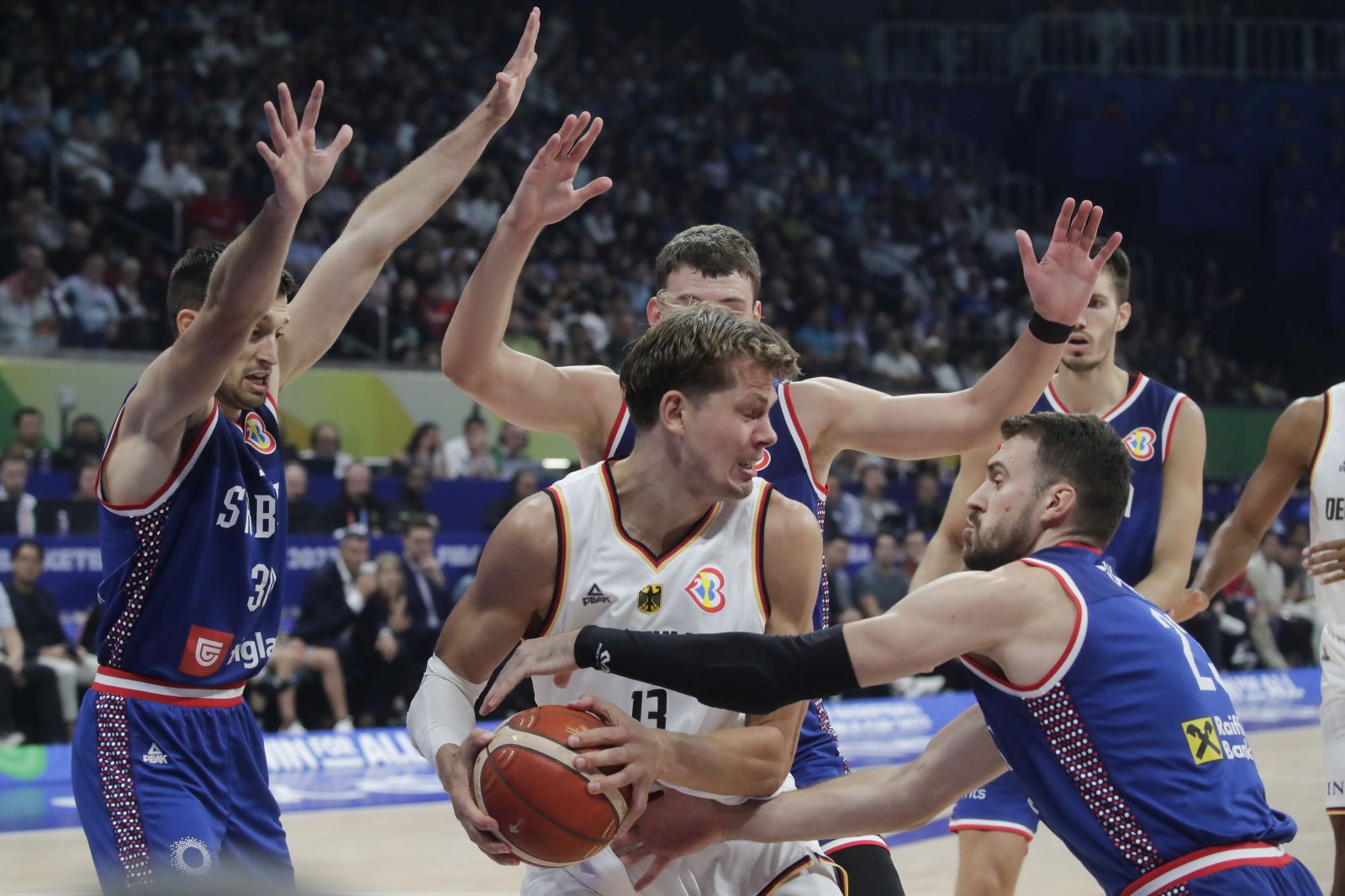 epa10852636 Moritz Wagner of Germany (C) in action during the FIBA Basketball World Cup 2023 final match between Serbia and Germany at the Mall of Asia in Manila, Philippines, 10 September 2023.  EPA/FRANCIS R. MALASIG