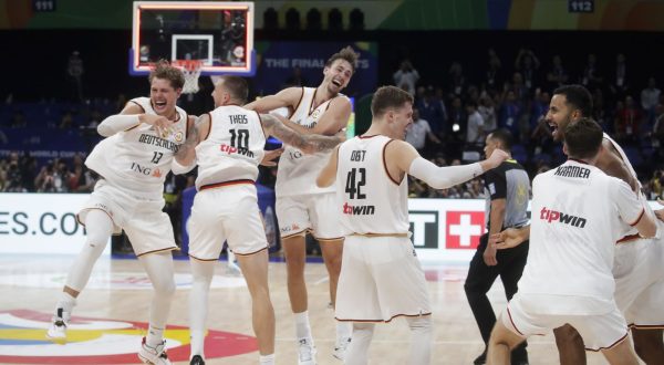 epa10852867 Germany players celebrate after winning the FIBA Basketball World Cup 2023 final match between Serbia and Germany at the Mall of Asia in Manila, Philippines, 10 September 2023.  EPA/FRANCIS R. MALASIG