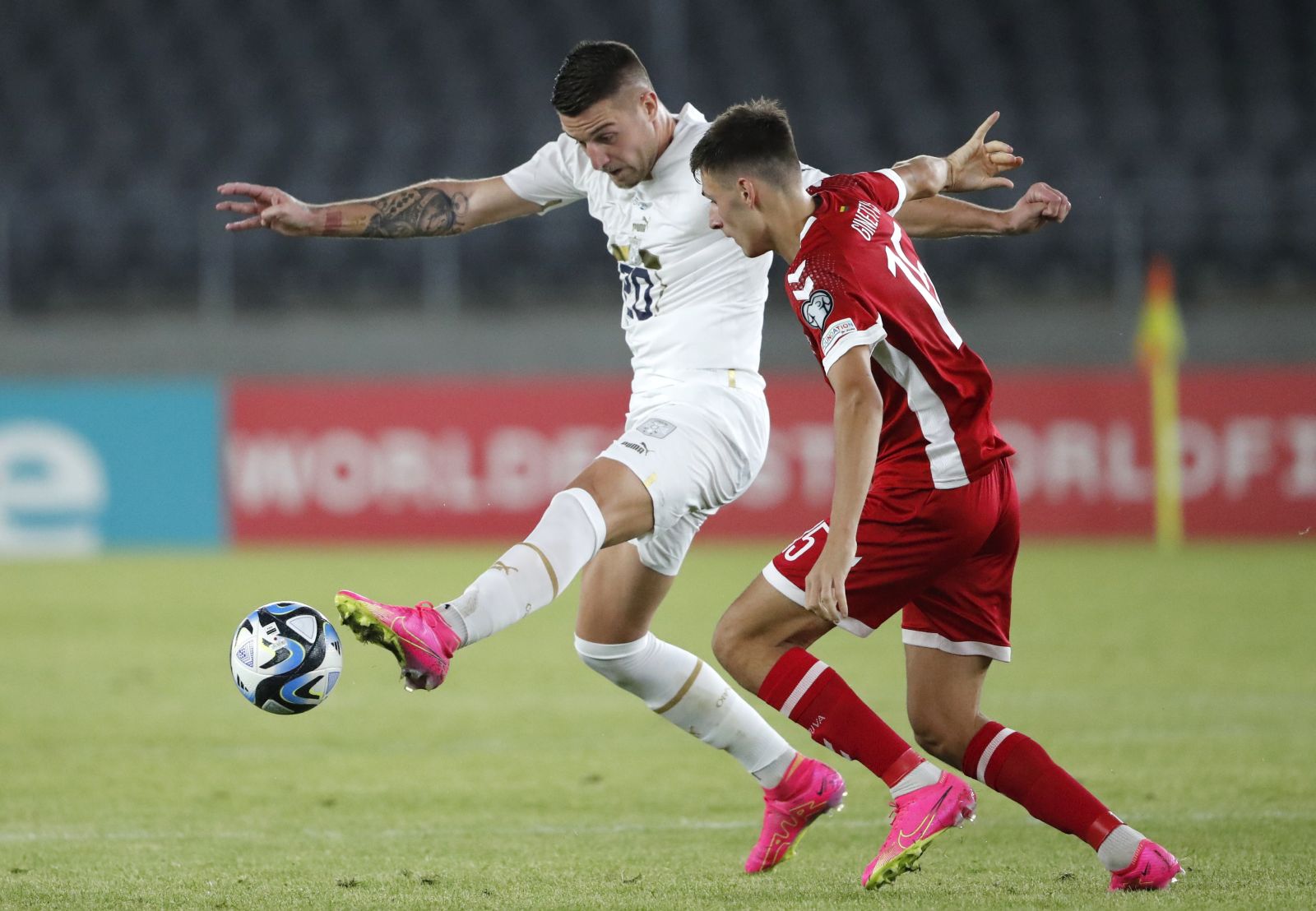 epa10853312 Gvidas Gineitis (R) of Lithuania in action against Sergej Milinkovic-Savic of Serbia during the UEFA EURO 2024 qualification soccer match between Lithuania and Serbia in Kaunas, Lithuania, 10 September 2023.  EPA/TOMS KALNINS