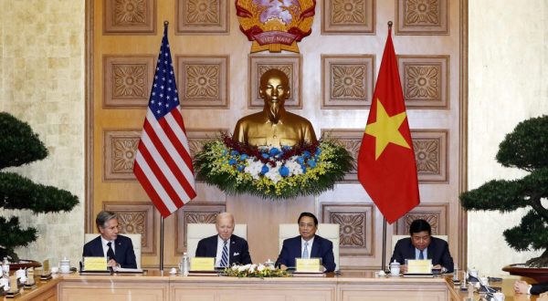 epa10854002 US President Joe Biden (C-L) and Vietnamese Prime Minister Pham Minh Chinh (C-R), attend a business roundtable meeting accompanied by US Secretary of State Antony Blinken (L) and Vietnamese Minister of Planning and Investment Nguyen Chi Dung (R) at the Government Office in Hanoi, Vietnam, 11 September 2023. Biden arrived in Hanoi after attending the Group of 20 summit in India.  EPA/Minh Hoang / POOL