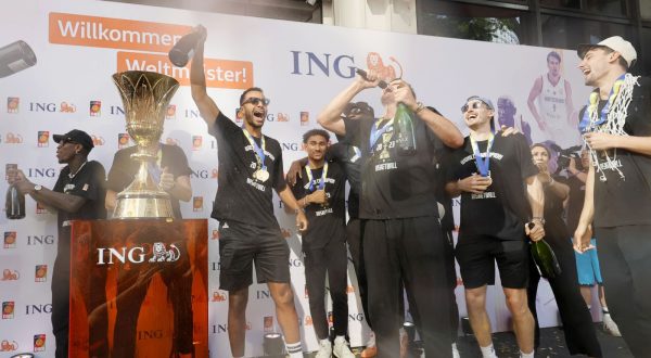 epa10855836 German national Basketball team cheer with Champagne during a reception in Frankfurt am Main, Germany, 12 September 2023. The Basketball national team won on 10 September 2023 for the first time the World Championship.  EPA/RONALD WITTEK