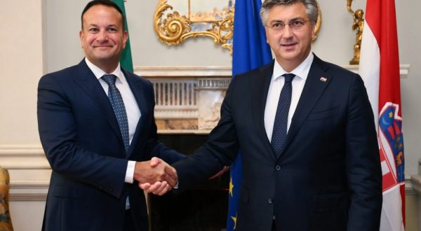 Dublin, 12.09.2023. - Premijer Andrej Plenković u posjetu Irskoj. Tijekom boravka u Dublinu premijer Plenković sastat će se s predsjednikom Vlade Irske Leom Varadkarom, predsjednikom Irske Michaelom Danielom Higginsom te predsjednikom Zastupničkog doma Parlamenta Irske Seánom Ó Fearghaílom. Na fotografiji Leo Varadkar, Andrej Plenković. foto HINA/ Vlada RH/ ml