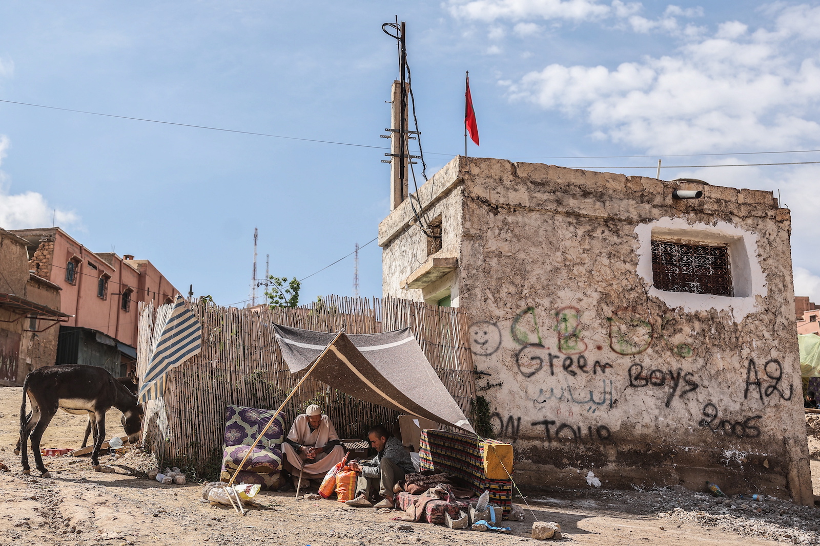 epa10856623 Local inhabitants live in improvised tents on the town of Moulay Brahim, 70 kms south of Marrakesh, Morocco, 12 september 2023. The magnitude 6.8 earthquake that struck central Morocco late 08 September has killed more than 2,800 people, damaging buildings from villages and towns in an area stretching from the Atlas Mountains to Marrakesh, according to the country's Interior Ministry. Morocco's King Mohammed VI on 09 September declared a three-day national mourning for the victims of the earthquake.  EPA/TIAGO PETINGA