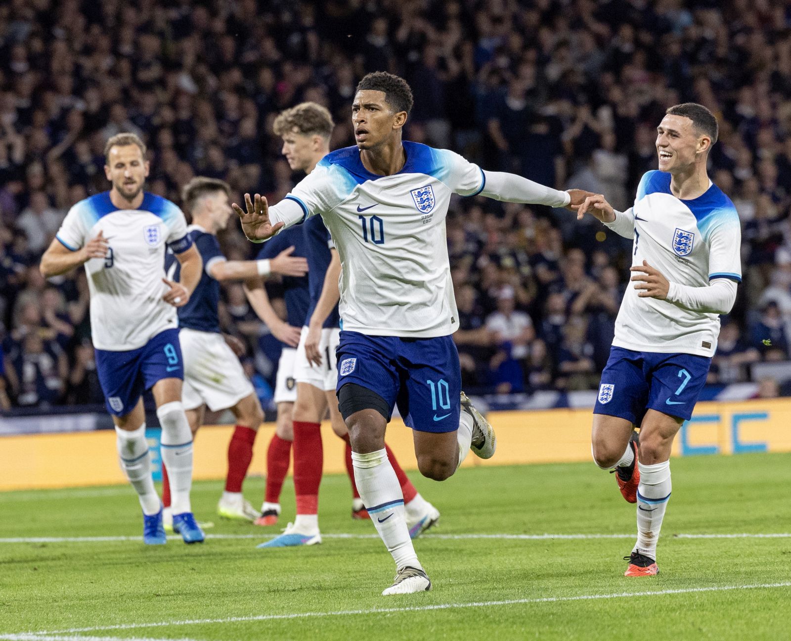 epa10857501 Jude Bellingham of England (C) celebrates after scoring during the friendly soccer match between Scotland and England at Hampden Park in Glasgow, Britain, 12 September 2023. Scotland face England in the 150th anniversary heritage match to mark the first meeting between the two sides in 1872.  EPA/Robert Perry