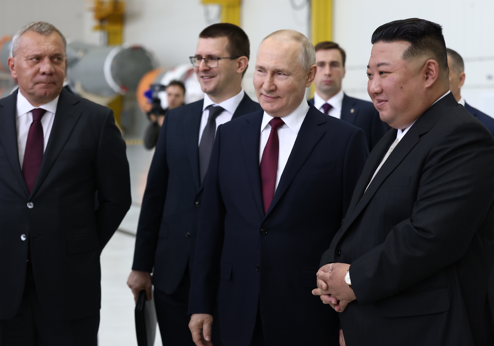epa10857885 Russian President Vladimir Putin (C) and North Korean leader Kim Jong Un (R) visit the Vostochny cosmodrome outside of the town of Tsiolkovsky (former Uglegorsk), some 180 km north of Blagoveschensk in Amur region, Russia, 13 September 2023.  EPA/ARTEM GEODAKYAN/SPUTNIK/KREMLIN POOL MANDATORY CREDIT